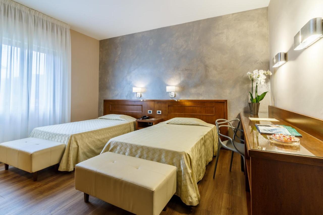 Hotel Villa Delle Rose Пеша Екстериор снимка