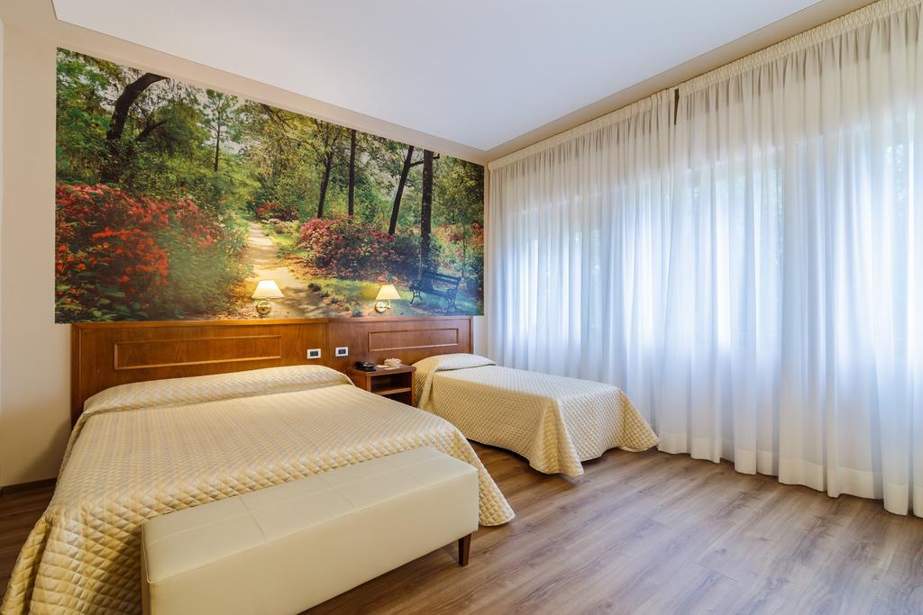 Hotel Villa Delle Rose Пеша Екстериор снимка