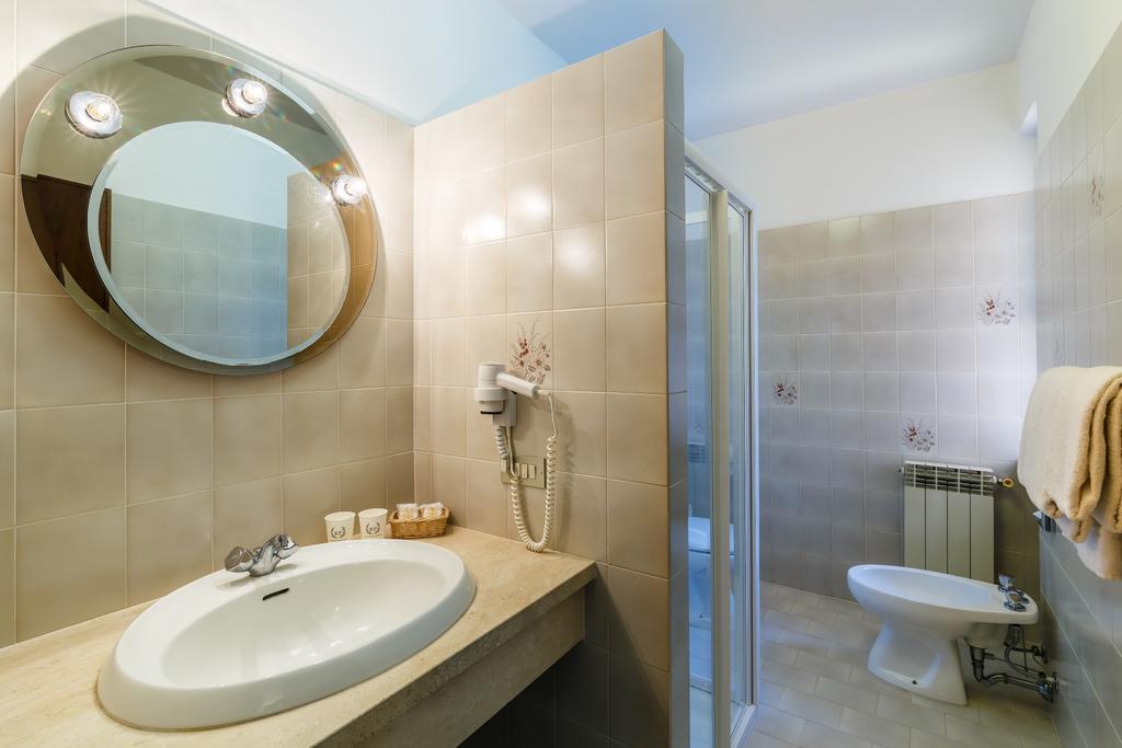 Hotel Villa Delle Rose Пеша Екстериор снимка